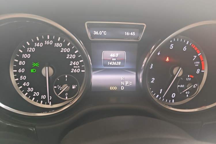 Used Mercedes-Benz M-Class 2015 ML 400 4MATIC Dynamic Model Odometer Close Up