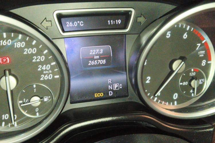 Used Mercedes-Benz M-Class 2015 ML 400 4MATIC Luxury Model Odometer Close Up