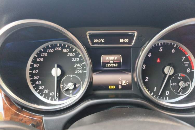 Used Mercedes-Benz M-Class 2015 ML 400 4MATIC Dynamic Model Odometer Close Up