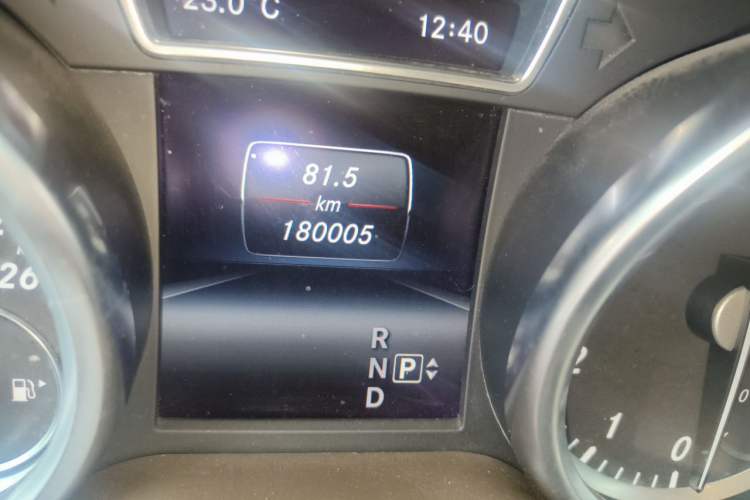 Used Mercedes-Benz M-Class 2015 ML 400 4MATIC Dynamic Model Odometer Close Up