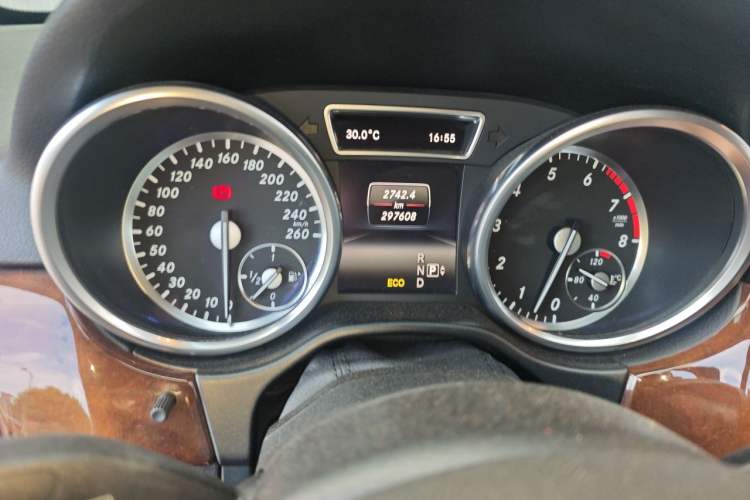 Used Mercedes-Benz M-Class 2015 ML 400 4MATIC Dynamic Model Odometer Close Up