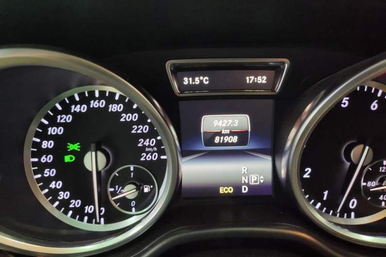 Used Mercedes-Benz M-Class 2015 ML 400 4MATIC Luxury Model Odometer Close Up