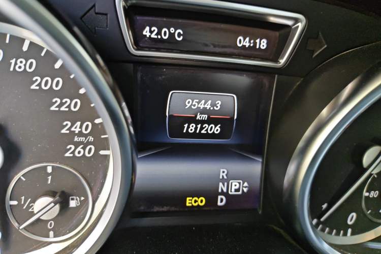 Used Mercedes-Benz M-Class 2015 ML 320 4MATIC Odometer Close Up