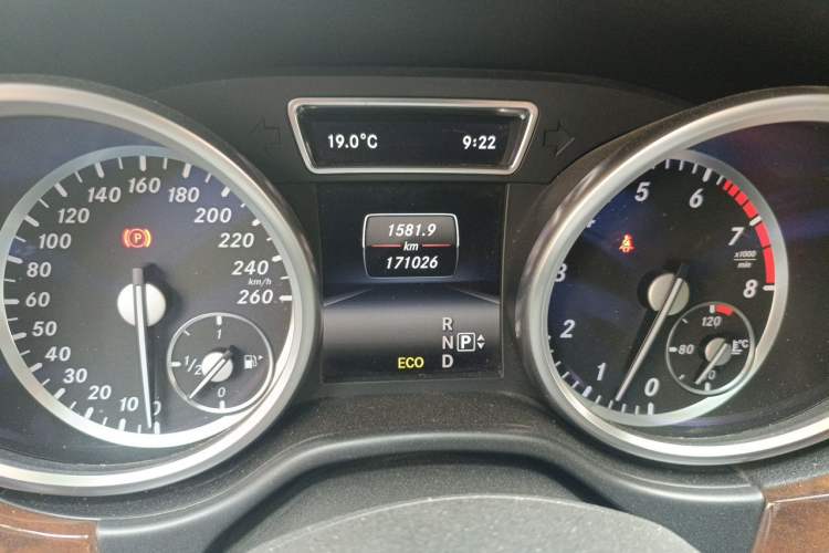 Used Mercedes-Benz M-Class 2015 ML 400 4MATIC Dynamic Model Odometer Close Up