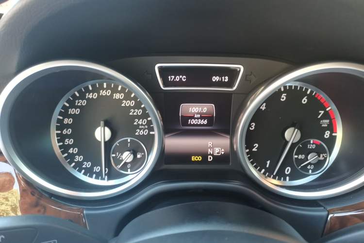 Used Mercedes-Benz M-Class 2015 ML 400 4MATIC Luxury Model Odometer Close Up