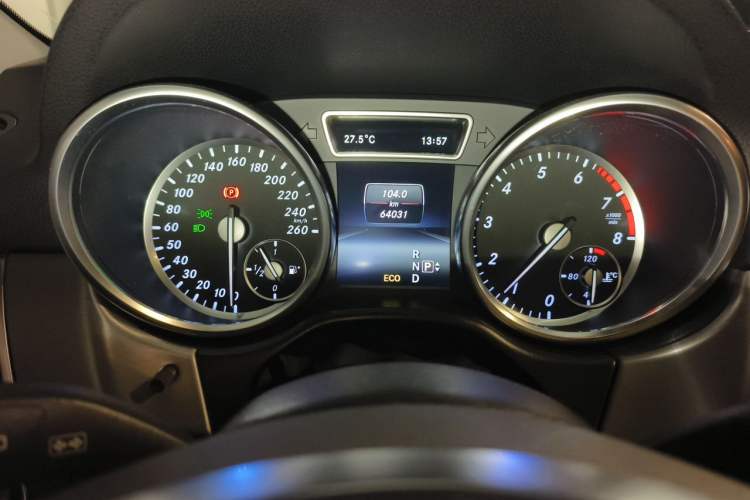 Used Mercedes-Benz M-Class 2015 ML 320 4MATIC Odometer Close Up
