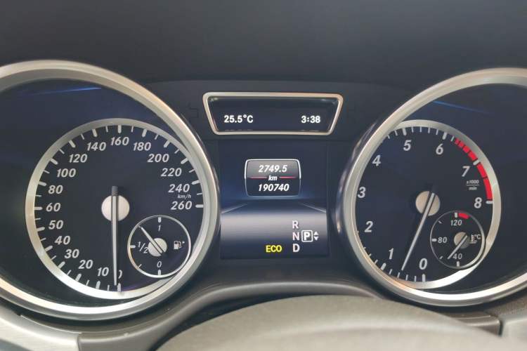Used Mercedes-Benz M-Class 2015 ML 320 4MATIC Odometer Close Up
