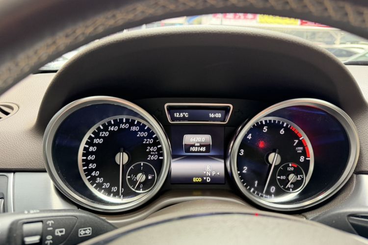 Used Mercedes-Benz M-Class 2015 ML 320 4MATIC Odometer Close Up