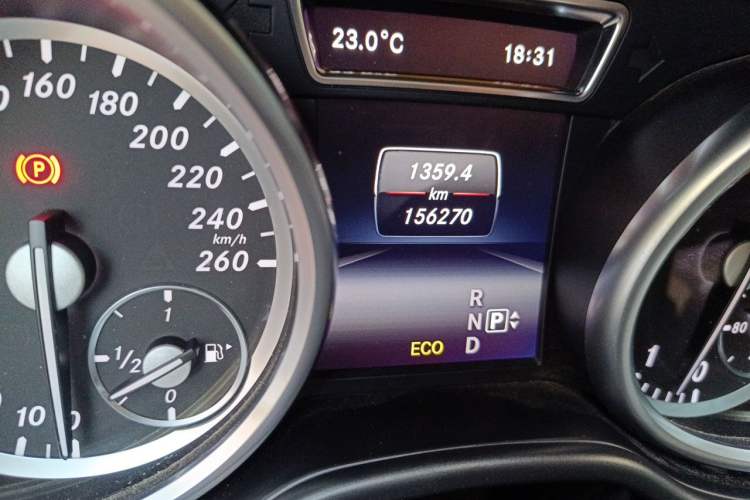 Used Mercedes-Benz M-Class 2015 ML 400 4MATIC Luxury Model Odometer Close Up