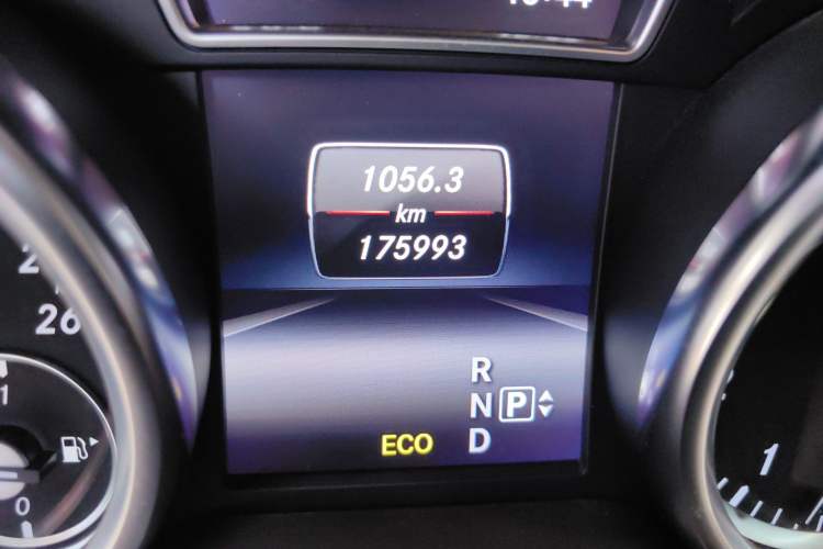 Used Mercedes-Benz M-Class 2015 ML 400 4MATIC Dynamic Model Odometer Close Up