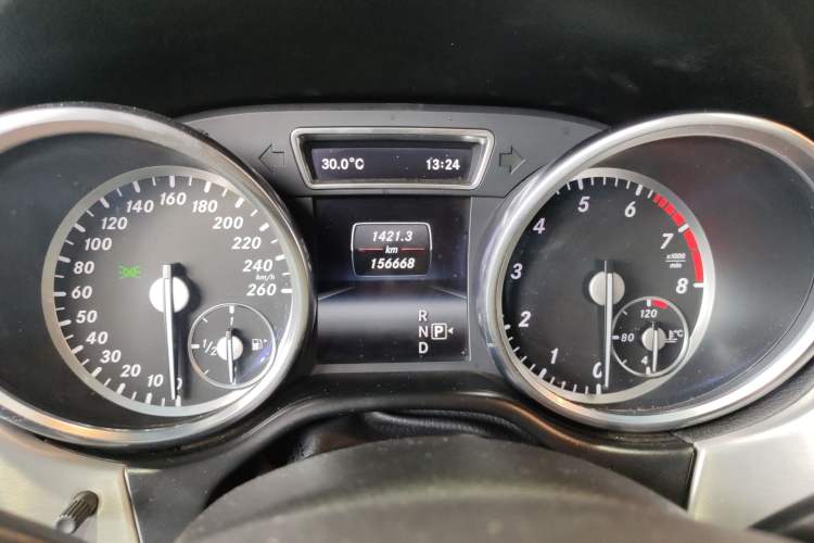 Used Mercedes-Benz M-Class 2015 ML 320 4MATIC Odometer Close Up