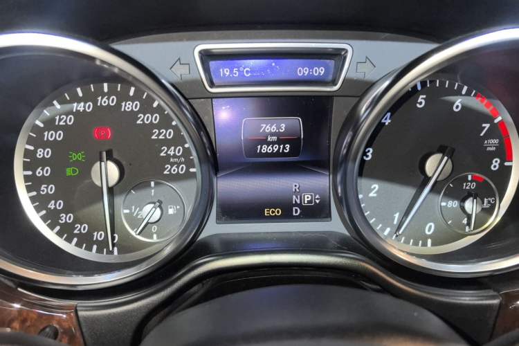 Used Mercedes-Benz M-Class 2015 ML 400 4MATIC Luxury Model Odometer Close Up