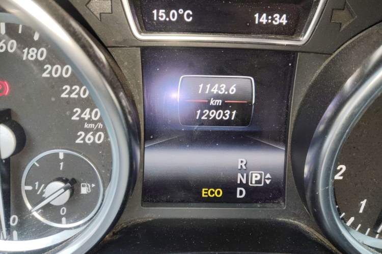 Used Mercedes-Benz M-Class 2015 ML 400 4MATIC Dynamic Model Odometer Close Up