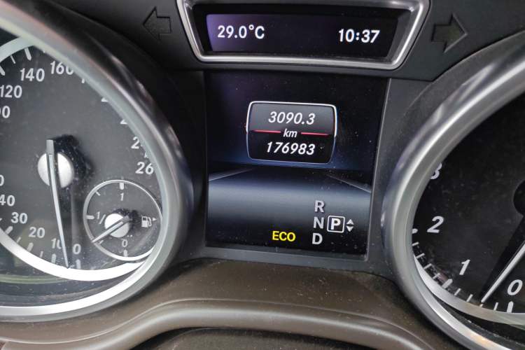 Used Mercedes-Benz M-Class 2015 ML 400 4MATIC Dynamic Model Odometer Close Up