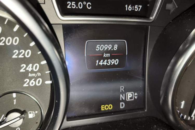 Used Mercedes-Benz M-Class 2015 ML 400 4MATIC Dynamic Model Odometer Close Up