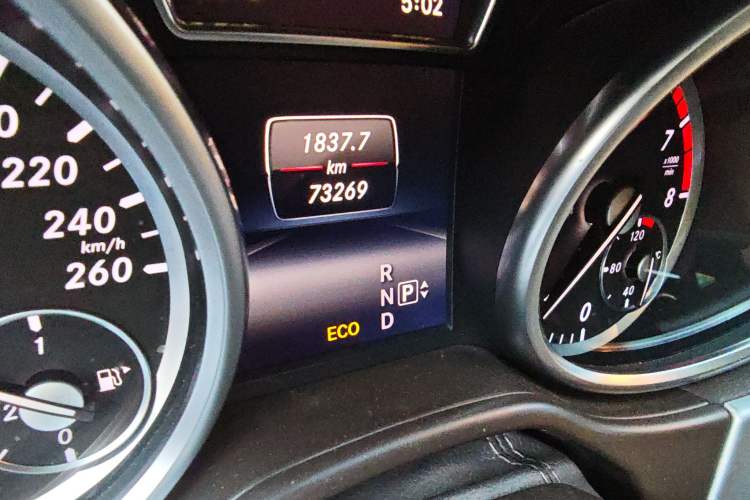 Used Mercedes-Benz M-Class 2015 ML 320 4MATIC Odometer Close Up