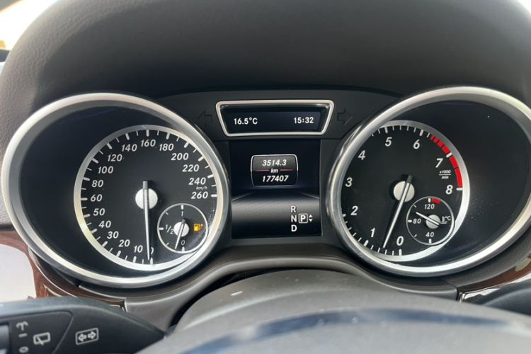Used Mercedes-Benz M-Class 2015 ML 400 4MATIC Dynamic Model Odometer Close Up
