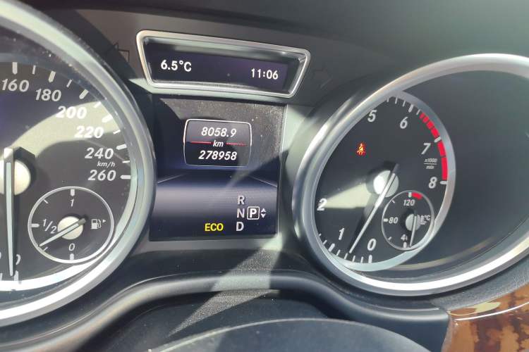 Used Mercedes-Benz M-Class 2015 ML 400 4MATIC Dynamic Model Odometer Close Up