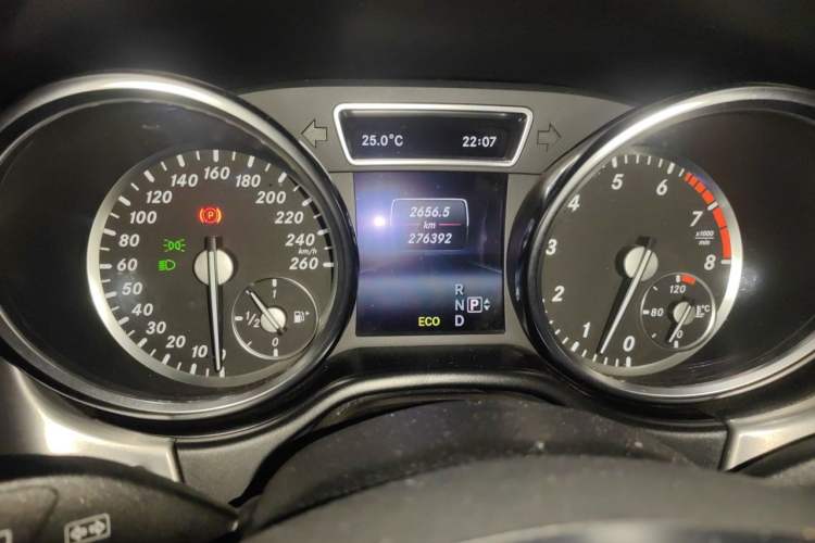 Used Mercedes-Benz M-Class 2015 ML 320 4MATIC Odometer Close Up