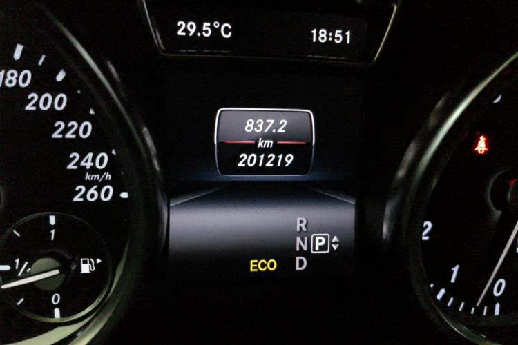 Used Mercedes-Benz M-Class 2015 ML 400 4MATIC Luxury Model Odometer Close Up