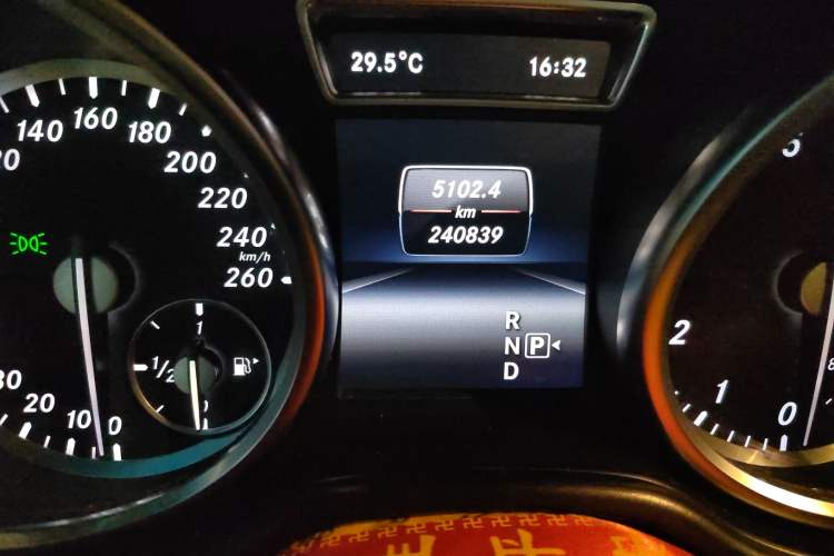 Used Mercedes-Benz M-Class 2015 ML 400 4MATIC Luxury Model Odometer Close Up