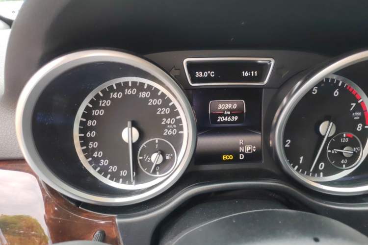 Used Mercedes-Benz M-Class 2015 ML 400 4MATIC Dynamic Model Odometer Close Up