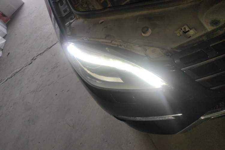 Used Mercedes-Benz M-Class 2015 ML 400 4MATIC Dynamic Model Right Front Headlight