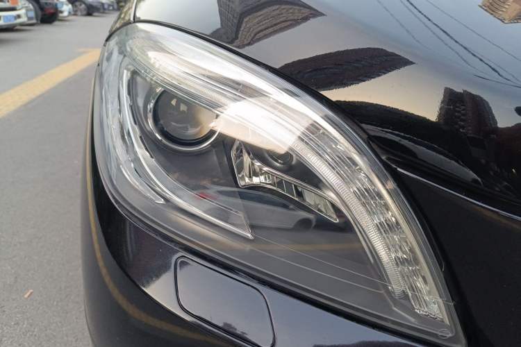 Used Mercedes-Benz M-Class 2015 ML 400 4MATIC Luxury Model Right Front Headlight