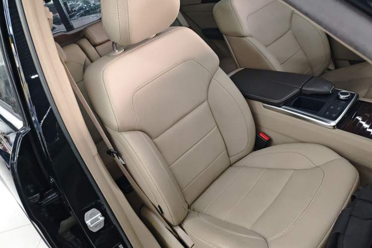 Used Mercedes-Benz M-Class 2015 ML 400 4MATIC Dynamic Model Right Front Seat