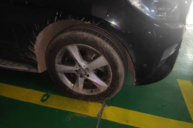 Used Mercedes-Benz M-Class 2015 ML 320 4MATIC Right Front Wheel Hub