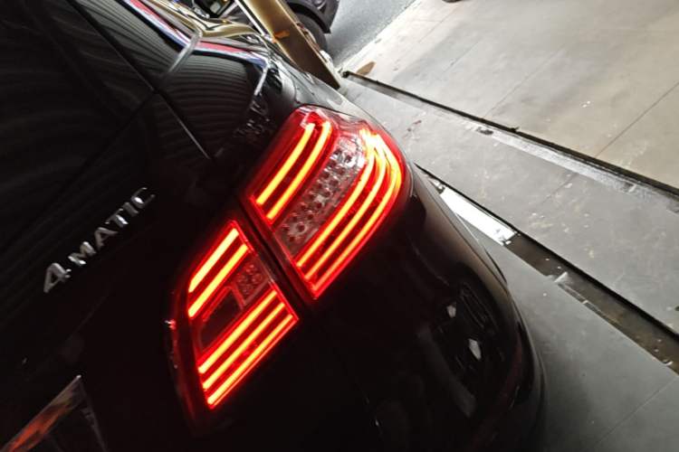 Used Mercedes-Benz M-Class 2015 ML 400 4MATIC Luxury Model Right Rear Taillight
