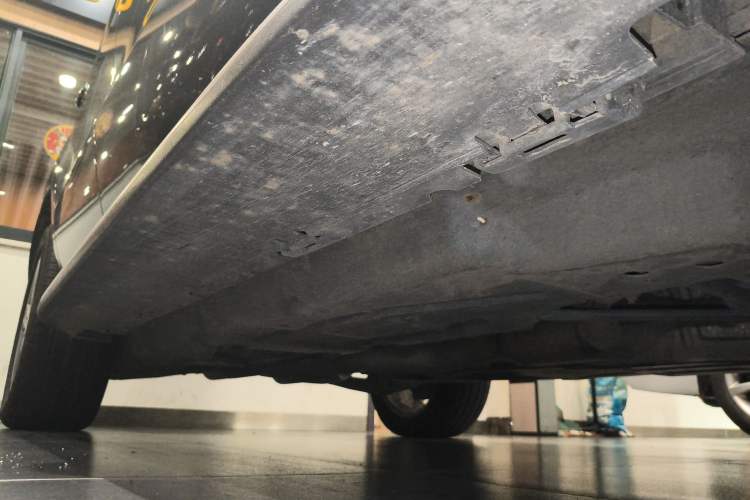 Used Mercedes-Benz M-Class 2015 ML 320 4MATIC Right Side Sill