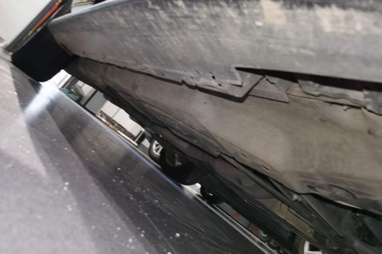 Used Mercedes-Benz M-Class 2015 ML 320 4MATIC Right Side Sill