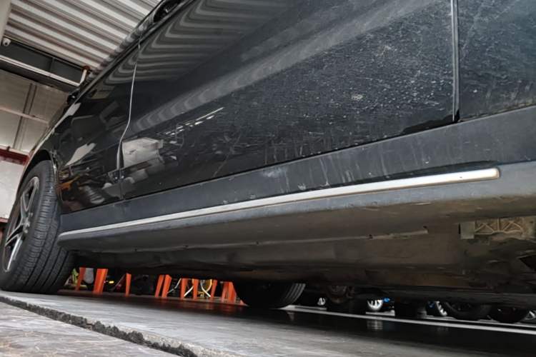 Used Mercedes-Benz M-Class 2015 ML 400 4MATIC Luxury Model Right Side Sill