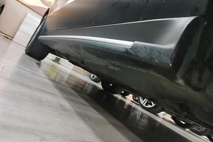 Used Mercedes-Benz M-Class 2015 ML 400 4MATIC Dynamic Model Right Side Sill