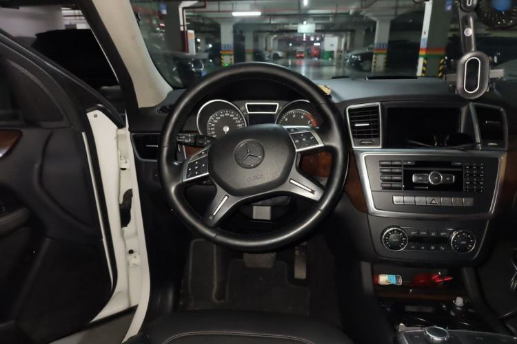 Used Mercedes-Benz M-Class 2015 ML 400 4MATIC Dynamic Model Steering Wheel