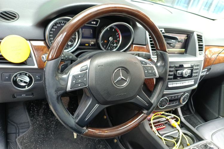 Used Mercedes-Benz M-Class 2015 ML 400 4MATIC Luxury Model Steering Wheel