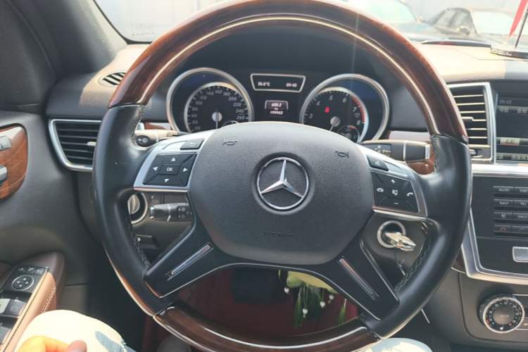 Used Mercedes-Benz M-Class 2015 ML 400 4MATIC Luxury Model Steering Wheel