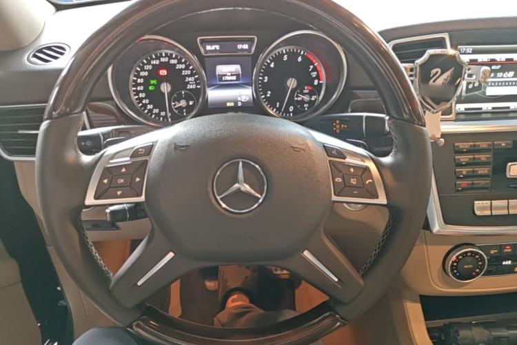 Used Mercedes-Benz M-Class 2015 ML 400 4MATIC Luxury Model Steering Wheel