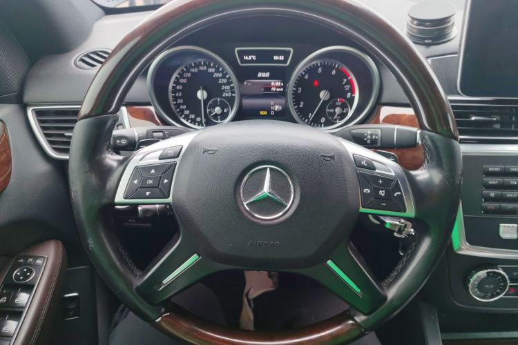 Used Mercedes-Benz M-Class 2015 ML 400 4MATIC Luxury Model Steering Wheel