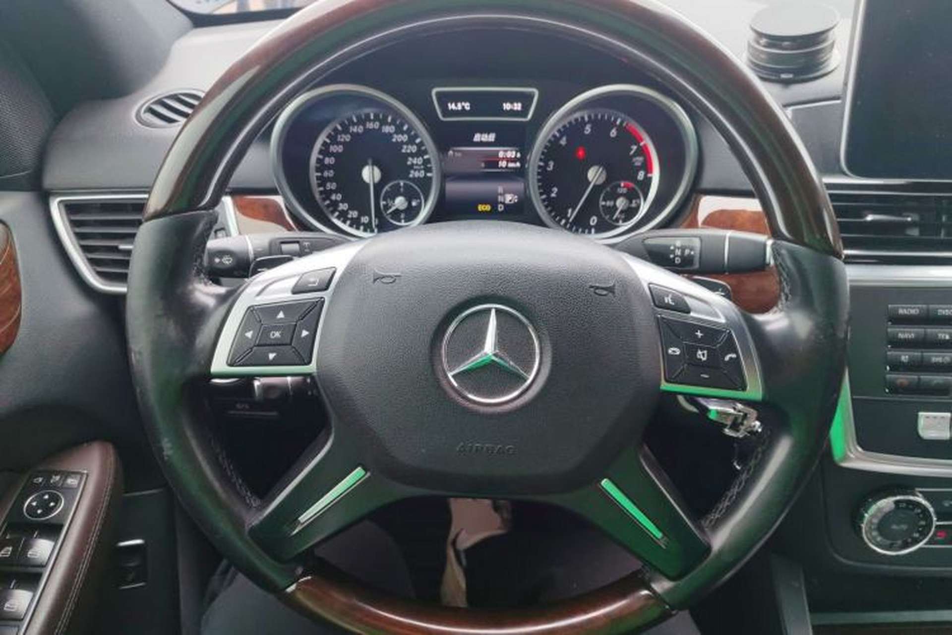 Used Mercedes-Benz M-Class 2015 ML 400 4MATIC Luxury Model Steering Wheel