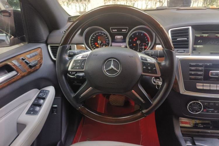 Used Mercedes-Benz M-Class 2015 ML 400 4MATIC Luxury Model Steering Wheel