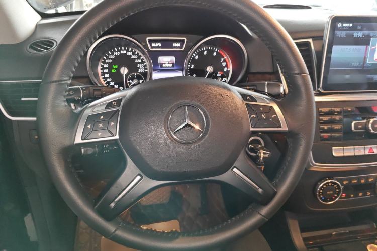 Used Mercedes-Benz M-Class 2015 ML 400 4MATIC Dynamic Model Steering Wheel