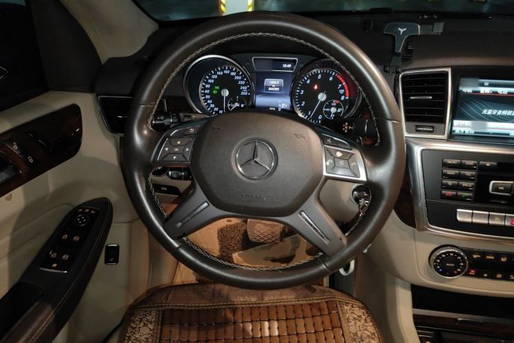 Used Mercedes-Benz M-Class 2015 ML 400 4MATIC Dynamic Model Steering Wheel
