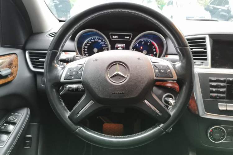 Used Mercedes-Benz M-Class 2015 ML 400 4MATIC Dynamic Model Steering Wheel