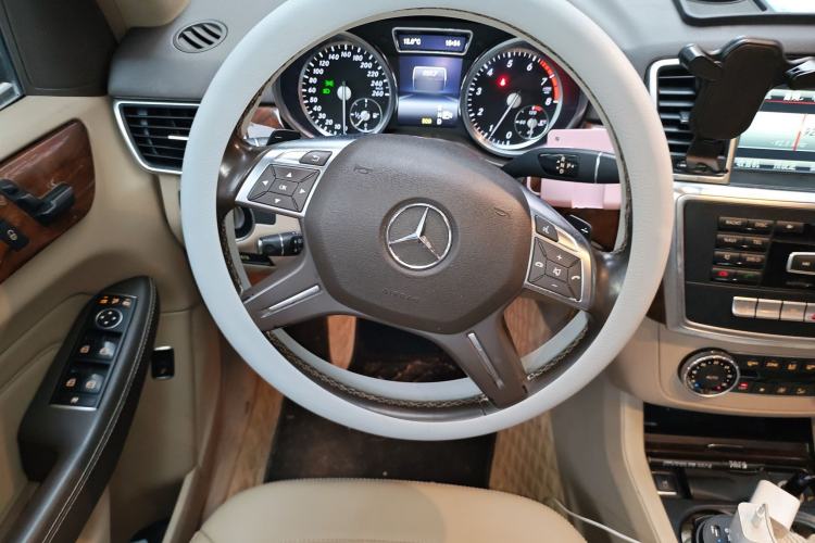 Used Mercedes-Benz M-Class 2015 ML 400 4MATIC Dynamic Model Steering Wheel