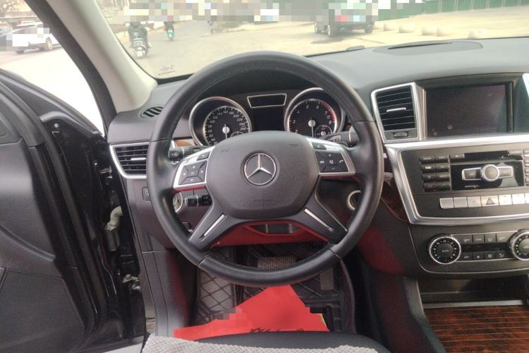 Used Mercedes-Benz M-Class 2015 ML 400 4MATIC Dynamic Model Steering Wheel