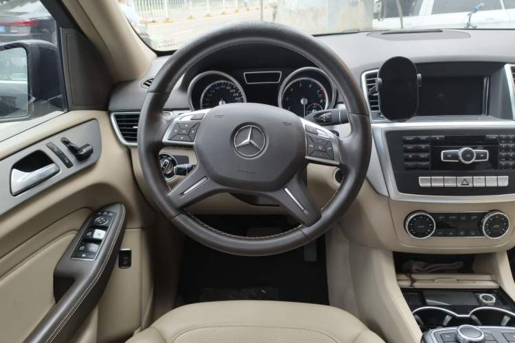 Used Mercedes-Benz M-Class 2015 ML 320 4MATIC Steering Wheel