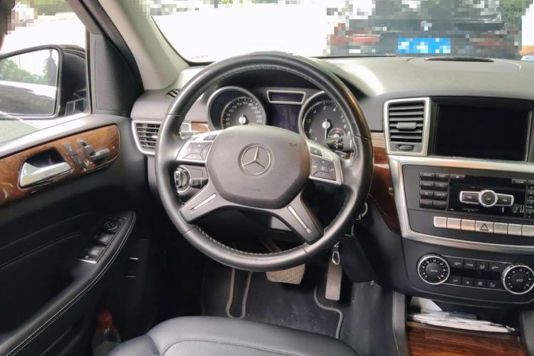 Used Mercedes-Benz M-Class 2015 ML 400 4MATIC Dynamic Model Steering Wheel