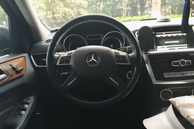 Used Mercedes-Benz M-Class 2015 ML 400 4MATIC Dynamic Model Steering Wheel